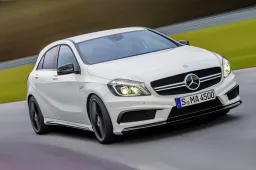 Beccato a 250 km/h con la Mercedes dei genitori: ora rischia grosso