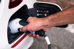 Auto ibride plug-in: inquinano fino a 5 volte più del dichiarato, l’UE sotto pressione dalle lobby