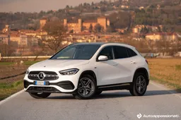 Mercedes GLA 250 e: prova su strada, interni, motore, prezzi