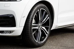 È più sicuro tenere gli pneumatici fino a 1,6 mm di battistrada? Sì, ecco perché