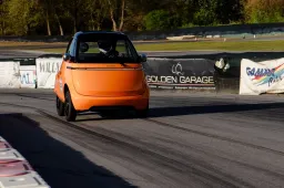 Ho guidato la Microlino in pista e non è andata come mi aspettavo