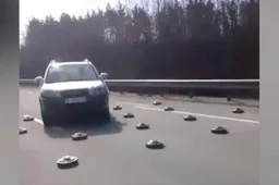 A Kiev l'autostrada è disseminata di mine, le auto hanno poca scelta [VIDEO]