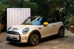 "The Big Love", esce il libro che celebra la ventennale storia della nuova Mini