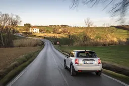 Tasse auto elettriche: dal 2025 si pagheranno anche nel Regno Unito