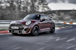 In anteprima la nuova Mini John Cooper Works GP sfila al Nurburgring