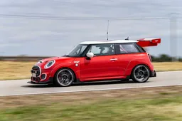 Mini John Cooper Works, con il "mega" alettone, continua i test in pista