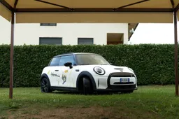 MINI a Lucca Comics 2022, una Coooper SE omaggia il mondo dei manga