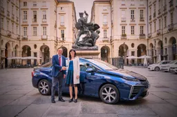 Toyota consegna una Mirai alla Sindaca di Torino Chiara Appendino