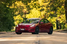 Tesla Model 3 Performance 2021: prova su strada, interni, motore e prezzo