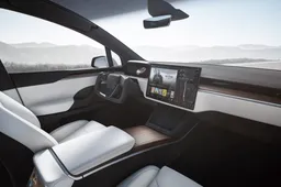 Tesla Model X 2022: gli interni fanno ancora storcere il naso