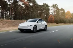 Tesla Model Y Standard: la nuova entry-level elettrica parte da 39.990 euro, ma con incentivi scende sotto i 29.000