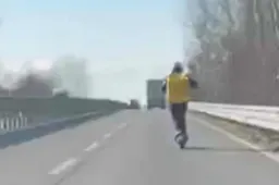 Un folle monopattino a 100 all’ora in tangenziale [VIDEO]