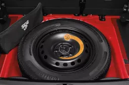 Perché sempre più auto non hanno la ruota di scorta (e cosa rischi davvero)