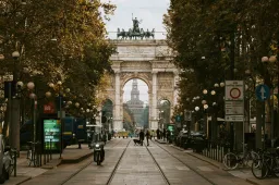 Milano rinvia le limitazioni alle moto in Area B: stop posticipato al 2026