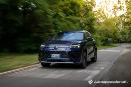 Prova Volkswagen Tayron eHybrid: il SUV tedesco è campione di spazio e di consumi
