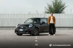 Mini JCW: la prova su strada della compatta inglese più cattiva. Ma lo è ancora?