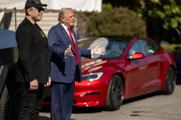 Trump compra una Tesla da Musk, ma non la potrà guidare