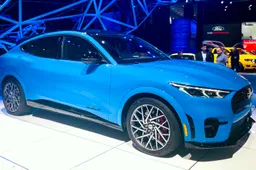 Ford Mustang Mach-E in esposizione al centro commerciale Le Gru