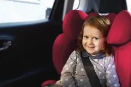 Dispositivi anti-abbandono per bimbi in auto: sei in regola?
