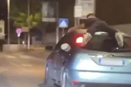 Sul tetto di un’auto a 130 km/h: un ragazzo rischia la vita [VIDEO]