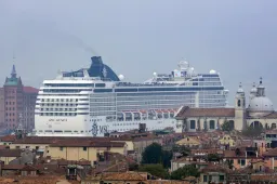 Inquina come un milione di auto al giorno: il paradosso delle navi da crociera attraccate nei porti