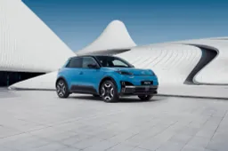 Nuova Nissan Micra 2025: fino a 408 km di autonomia per la sorella della R5