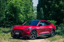 Ford Mustang Mach-E AWD: prova su strada, interni, motore e prezzo