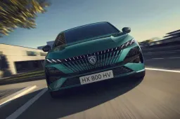 Ecco la nuova Peugeot 308: design illuminato e elettrico fino a 450 km, ma c’è anche Diesel