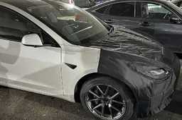 Nuova Tesla Model 3: primi avvistamenti per i prototipi camuffati