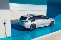 Peugeot e-308 2023: doppietta con berlina e station wagon a batterie