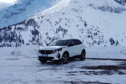 Peugeot 3008 Hybrid4 sulla neve: 4x4, 300 CV e una tanta tecnologia