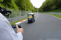 Con un tuk-tuk al Nurburgring: il giro da incubo [VIDEO]
