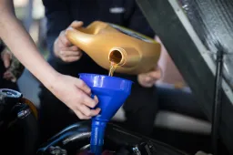 Olio motore: ogni quanto cambiarlo?