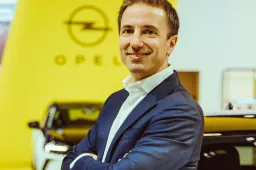 Opel, solo auto elettriche dal 2025: “Dobbiamo renderle accessibili”