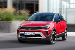 Opel Crossland 2021: nuovo frontale e via la X