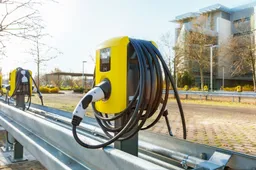 Opel completa l’installazione di 350 colonnine: ecco la “Città Elettrica”