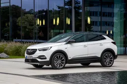 Opel Grandland X Plug-in Hybrid sfila in TV con l’ambassador Mika [VIDEO]