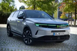 Opel Grandland perde il logo luminoso: fa una scelta in nome della sicurezza