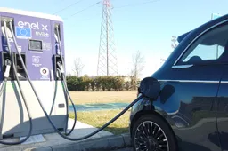 Aumenti Enel X: caricare l'auto elettrica dal 7 marzo costerà di più