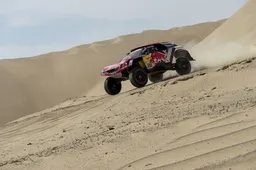 Dakar tappa 2: tripletta Peugeot