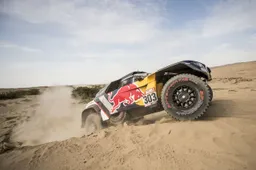 Dakar tappa sei: Carlos Sainz alla prima vittoria, Peterhansel allunga in classifica