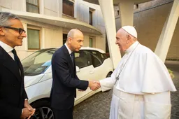 BMW ha donato una sua vettura a Papa Francesco: ecco le foto