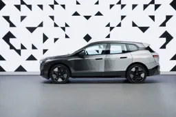 La BMW iX Flow è un camaleonte: come funziona il cambio di colore della carrozzeria?