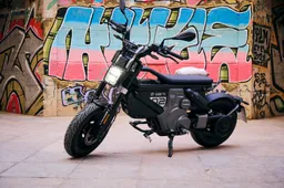 BMW CE 02: moto elettrica rivoluzionaria che si guida dai 14 anni