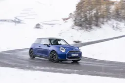 Dimensioni Mini, divertimento maxi: la Mini Cooper SE sulla neve