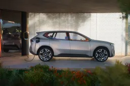 BMW inizia a puntare sulle elettriche con il serbatoio di benzina: è l’era delle EREV?