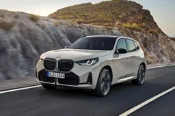 BMW X3 2024: motori ibridi e nuova firma luminosa per il SUV tedesco