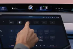 BMW presenta l'abitacolo del futuro, si chiama Panoramic iDrive