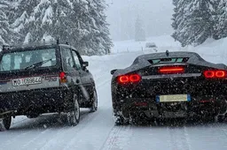 La Ferrari SF90 Stradale sfida la Panda 4x4...sulla neve [VIDEO]