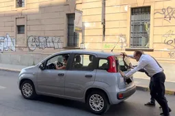 Alberto Cirio spinge una FIAT Panda in panne